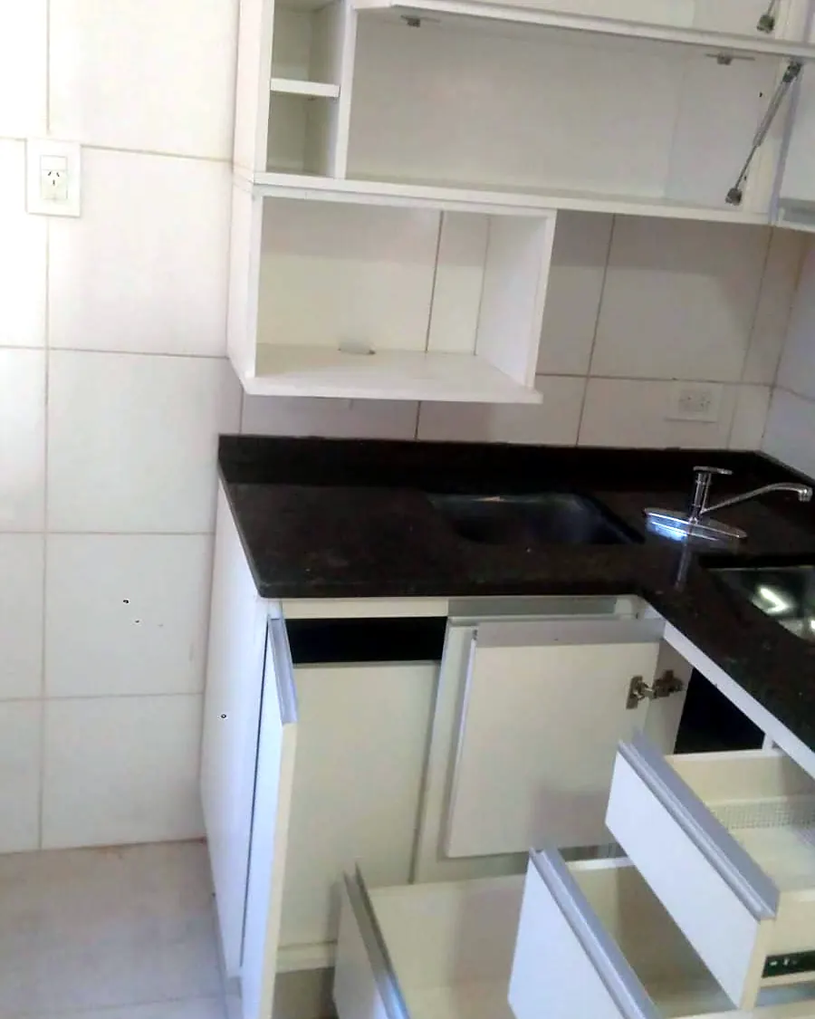 Cocina blanca con alacenas y bajo mesada hecha por Maderera Miramontes