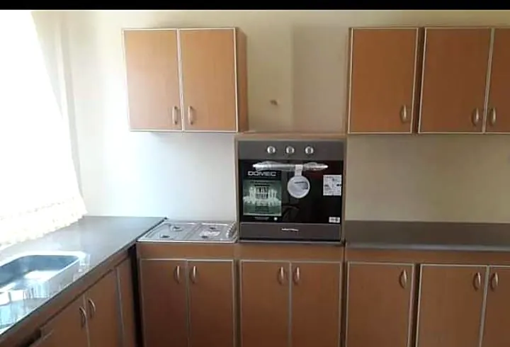 Cocina completa en tono madera