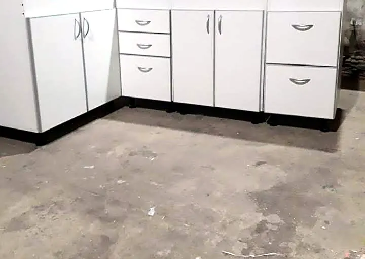 Módulos de cocina blancos en el taller
